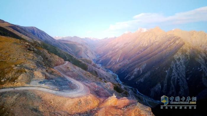 146道發(fā)卡彎、70°陡坡！飛碟汽車巴音布魯克刷新紀(jì)錄，詮釋新能源輕卡硬核實力！