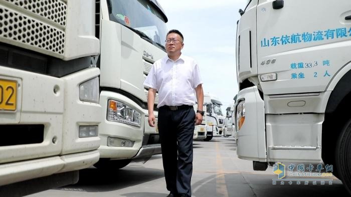  他是在時(shí)代變革浪潮中，成功站穩(wěn)腳跟的創(chuàng)業(yè)老板，在山東淄博物流行業(yè)闖出了一片天。他更是老解放卡車的忠實(shí)收藏者，以自己的熱愛與堅(jiān)持，向身邊人講述老解放的故事。
