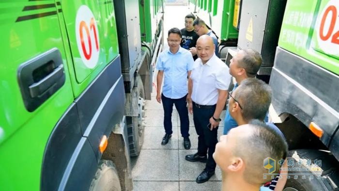 重慶首批新能源重卡火熱交付！重汽成都帶給卡友們新的財富機(jī)遇