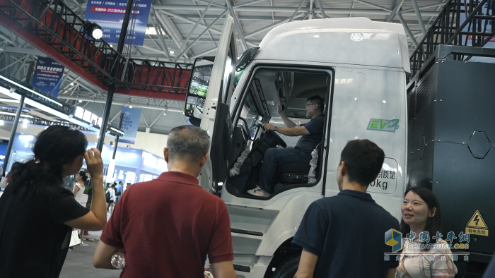 技術(shù)融合加速向新轉(zhuǎn)綠 上汽紅巖智能網(wǎng)聯(lián)新能源重卡亮相2023智博會