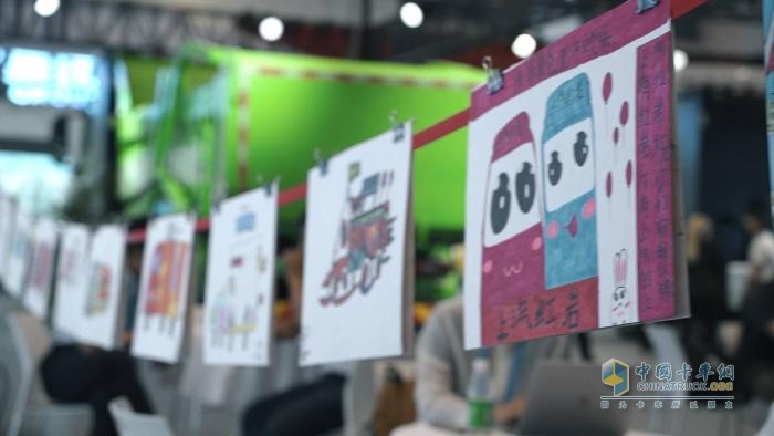 技術(shù)融合加速向新轉(zhuǎn)綠 上汽紅巖智能網(wǎng)聯(lián)新能源重卡亮相2023智博會