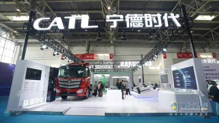 聚焦新能源、引領(lǐng)行業(yè)發(fā)展 歐曼底部換電重卡亮相車展贏盛贊
