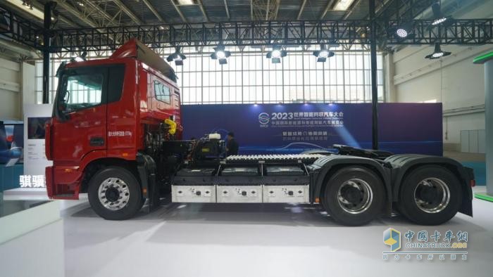 聚焦新能源、引領(lǐng)行業(yè)發(fā)展 歐曼底部換電重卡亮相車展贏盛贊