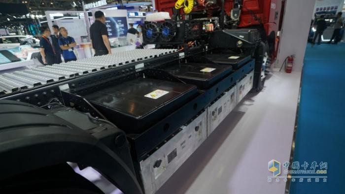 聚焦新能源、引領(lǐng)行業(yè)發(fā)展 歐曼底部換電重卡亮相車展贏盛贊