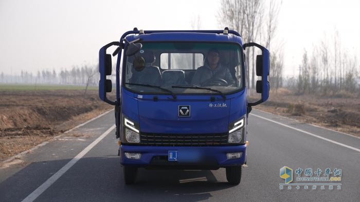 徐工漢馳輕卡油耗超低、動(dòng)力強(qiáng)勁——00后冠軍這樣說