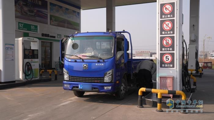 徐工漢馳輕卡油耗超低、動(dòng)力強(qiáng)勁——00后冠軍這樣說