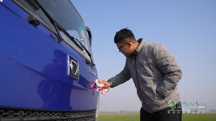 徐工漢馳輕卡油耗超低、動(dòng)力強(qiáng)勁——00后冠軍這樣說