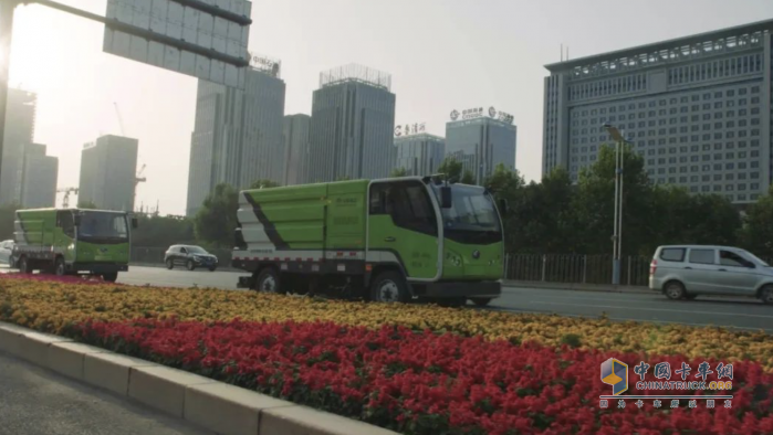 電動(dòng)先鋒 宇通新能源環(huán)衛(wèi)車(chē)為“泉城”添綠意