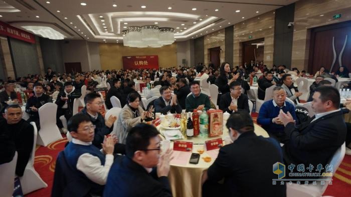 2024讓客戶更賺錢(qián)  中國(guó)重汽新能源 612kWh 渣土車(chē)成都上市暨批量交付