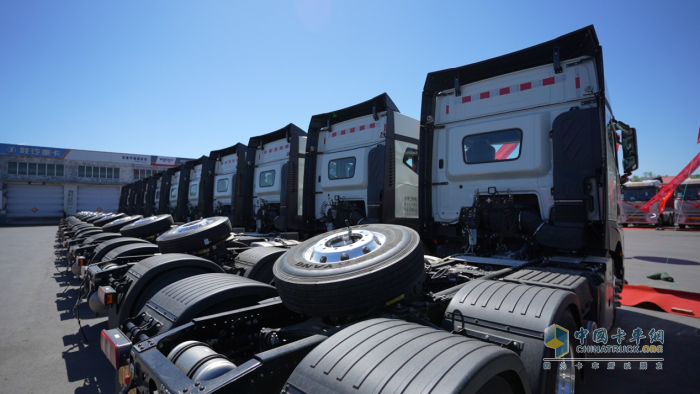 星耀東營 60輛江淮?；愤\(yùn)輸車交付海達(dá)物流