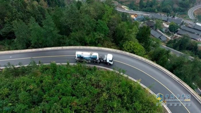 重卡劈彎戰(zhàn)天路！宇通新能源山地性能挑戰(zhàn)完美收官