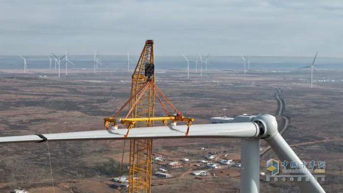 “全球第一吊”吊“全球混塔第一高”！正在鄂爾多斯上演