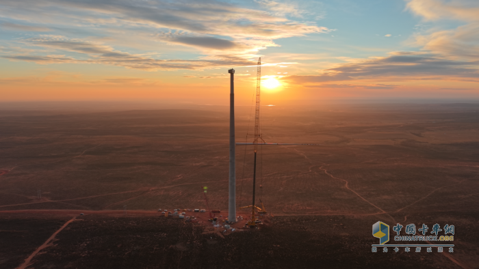 “全球第一吊”吊“全球混塔第一高”！正在鄂爾多斯上演