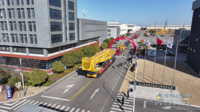 “全球第一吊”領(lǐng)銜！徐工千噸級(jí)超級(jí)起重機(jī)批量奔赴市場(chǎng)