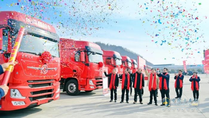 整車一體化事業(yè)加速！東風(fēng)商用車批量交付倉柵式頭掛一體車