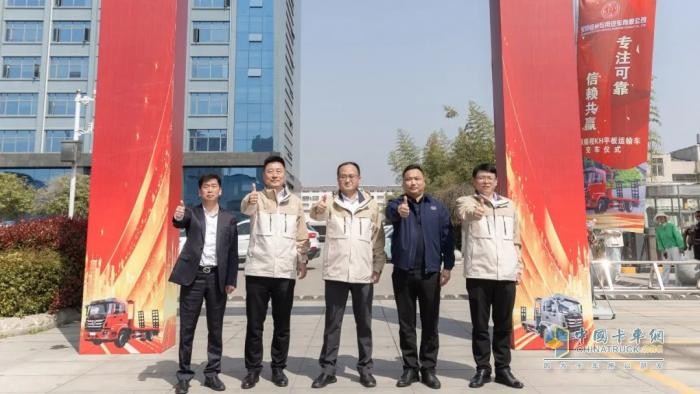 東風(fēng)商用車：兩場簽約！喜獲700+400大單