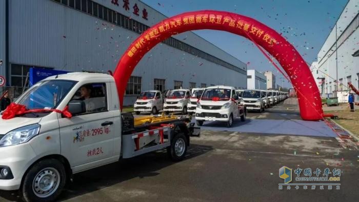 100輛祥菱V1車廂可卸式垃圾車交付 用品質(zhì)贏得行業(yè)認(rèn)可