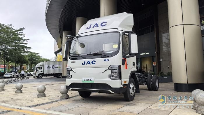 江淮新能源輕卡ES9鵬城上市，140度車型預(yù)售，智領(lǐng)城配物流綠色升級