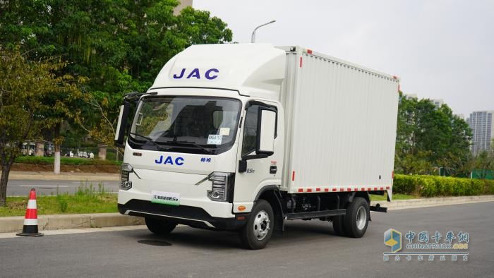 重構(gòu)中原綠色運(yùn)力規(guī)則！江淮新能源輕卡全場景解決方案登陸鄭州