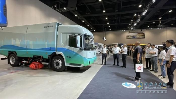 福田普羅科卡車低入口洗掃車耀目登場福田汽車2025年中商務(wù)會， 以科技重塑環(huán)衛(wèi)新標(biāo)桿