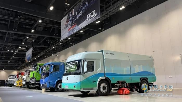 福田普羅科卡車低入口洗掃車耀目登場福田汽車2025年中商務(wù)會， 以科技重塑環(huán)衛(wèi)新標(biāo)桿