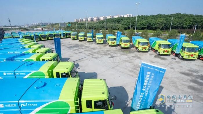 批量交付，列裝上崗！宇通環(huán)衛(wèi)助力鄭州航空港區(qū)開(kāi)啟“零碳清掃”新時(shí)代！