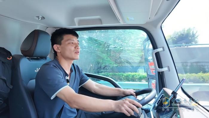 從油車到電車 張師傅的新選擇：江淮新能源ES9 讓貨運(yùn)更自由