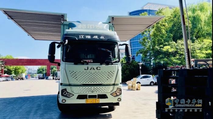 保障安徽800萬學(xué)子“課前到書”，江淮格爾發(fā)重卡不負(fù)重托，“書”送使命力量