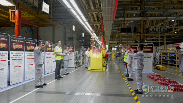 雙10000臺(tái)下線！東風(fēng)龍擎刷新“可靠”里程碑