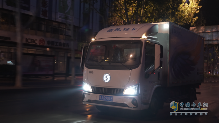 陜汽德龍G300出勤穩(wěn)、成本省 馮老板的運(yùn)輸“定心丸”