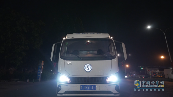 陜汽德龍G300出勤穩(wěn)、成本省 馮老板的運(yùn)輸“定心丸”