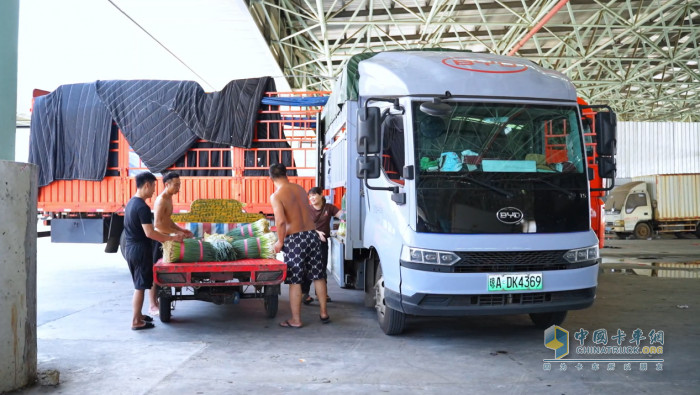 海島內(nèi)的靜流歲月 比亞迪T5與他駛向三十載光陰