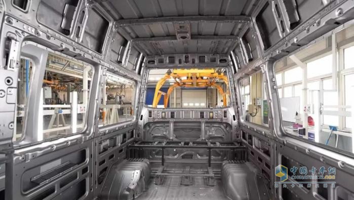 宇通警力輸送車奔赴海南，為自貿(mào)港封關(guān)構(gòu)筑安全防線