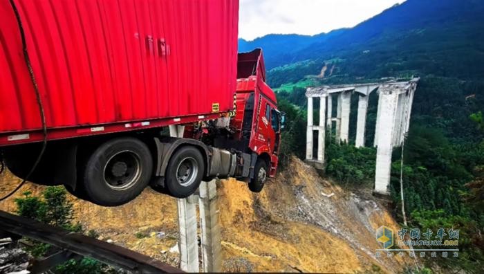 危急關(guān)頭，解放卡車硬核守護(hù)，駕駛員化險(xiǎn)為夷！