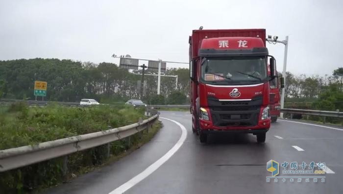 一年能省200多萬(wàn)，乘龍H5大單橋讓兩位快遞老板喜笑顏開