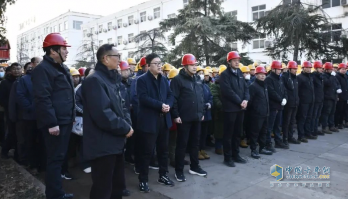 安全第一課！梁山中集東岳車(chē)輛有限公司2025年開(kāi)工第一天，安全先行！