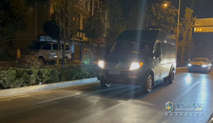 恰是花農(nóng)采摘時 東風御風成為施挎所的“護花使者”