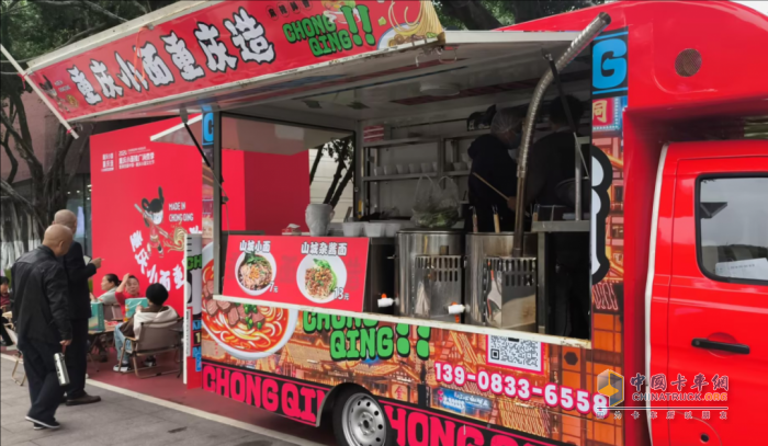 長安跨越翼展式售貨車：助陣重慶小面文化節(jié)，共享美食盛宴！