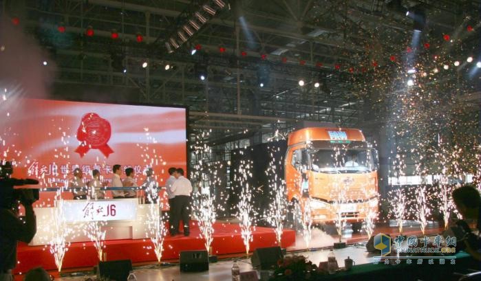 一抹中國紅！解放J6“神車”帶領中國重卡走向世界