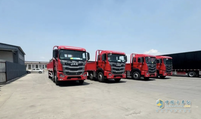 聚力共贏 攜手前行！江淮格爾發(fā)重卡6×2載貨車(chē)首批交付