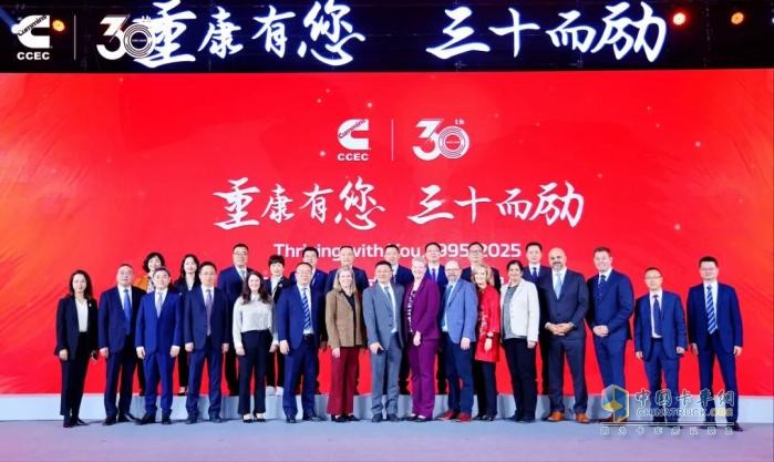 重慶康明斯30周年喜迎第33萬臺(tái)發(fā)動(dòng)機(jī)下線，多燃料平臺(tái)19L甲醇產(chǎn)品同步亮相