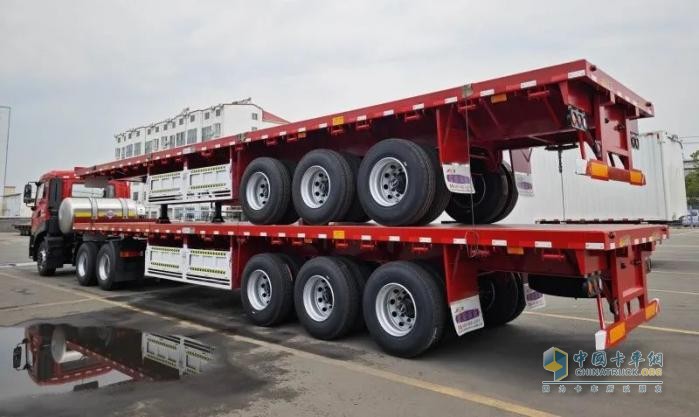 東風(fēng)天龍LNG牽引車搭載歐陽華俊13米平板半掛車，干線物流新勢力！