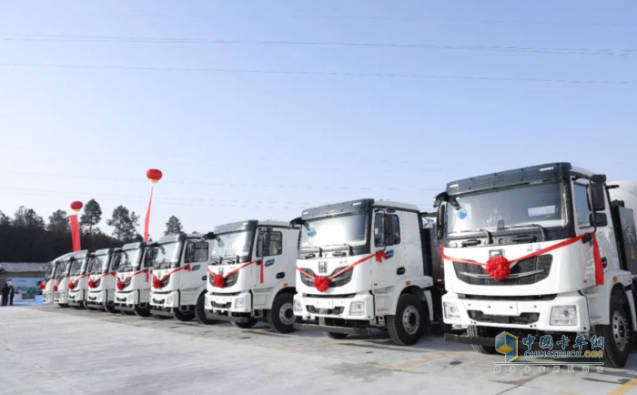 百臺(tái)徐工新能源攪拌車交付江西南昌