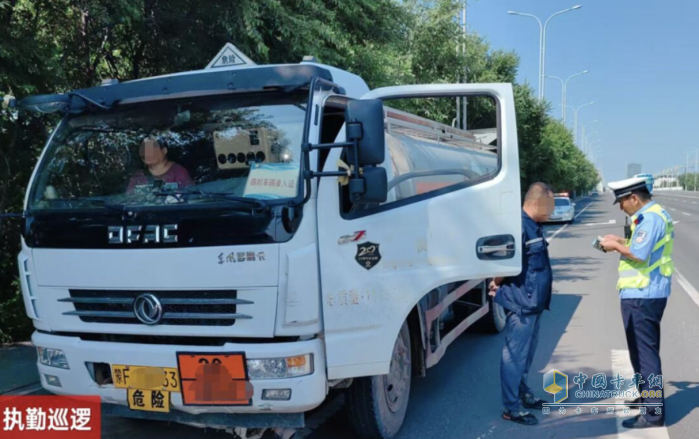 內(nèi)蒙古查獲一非法運(yùn)輸柴油?；愤\(yùn)輸車