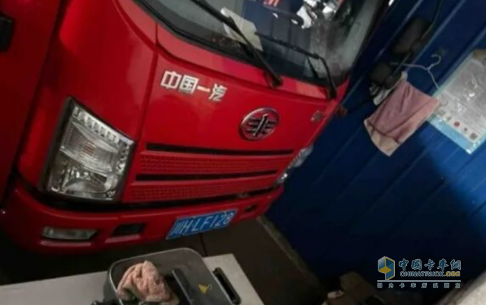 解放輕卡 ：快速響應(yīng)半小時(shí)故障清零，精湛技術(shù)詮釋服務(wù)溫度