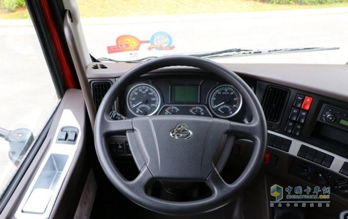 動力強勁，降重省油，乘龍H5牽引車成港口運輸新寵