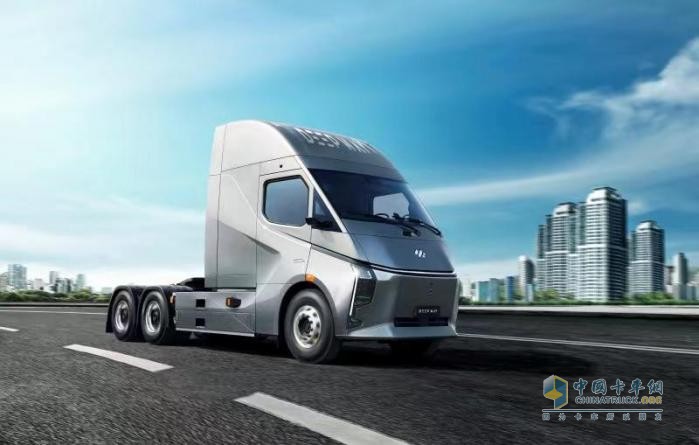 深向星辰最近著實帶了一波節(jié)奏。DeepWay三年磨一劍正向研發(fā)造車，終于棋入中局。