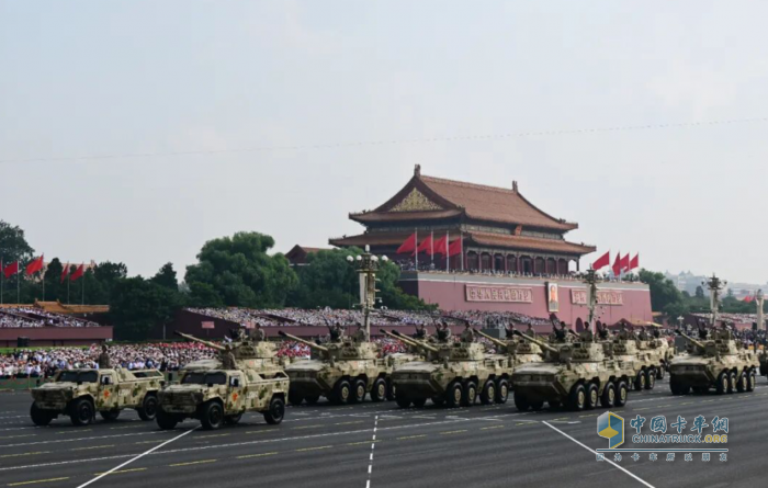 鐵甲榮光！115輛東風(fēng)軍車天安門廣場(chǎng)成功受閱！