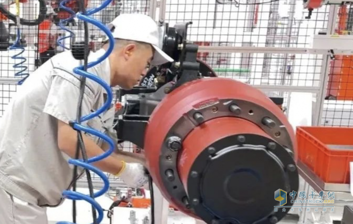 解放動(dòng)力300輕量化輪減橋首臺(tái)B樣橋試裝成功