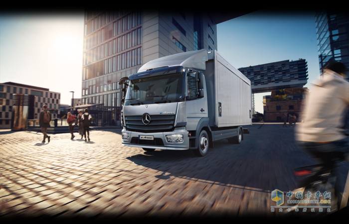 奔馳卡車來了！